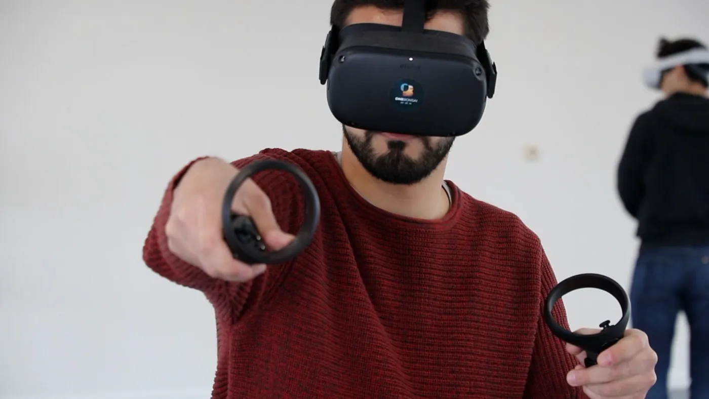 A trainee with a VR headset and controllers during a OneBonsai fire training session